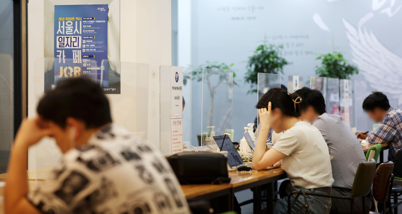 지난해 6월 24일 서울 중구 서울시청년일자리센터를 방문한 청년들의 모습. [사진제공=뉴시스]