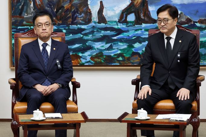 최상목 대통령 권한대행 부총리 겸 기획재정부 장관이 지난해 12월 30일 서울 여의도 국회에서 우원식 국회의장을 예방하고 있다.&nbsp;[사진출처=뉴시스]<br>