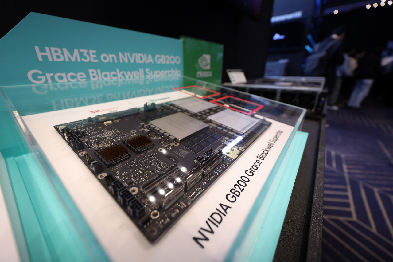 엔비디아 ‘GB200 그레이스 블랙웰 슈퍼칩’에 SK하이닉스 HBM 5세대가 탑재된 모습 [사진=뉴시스]