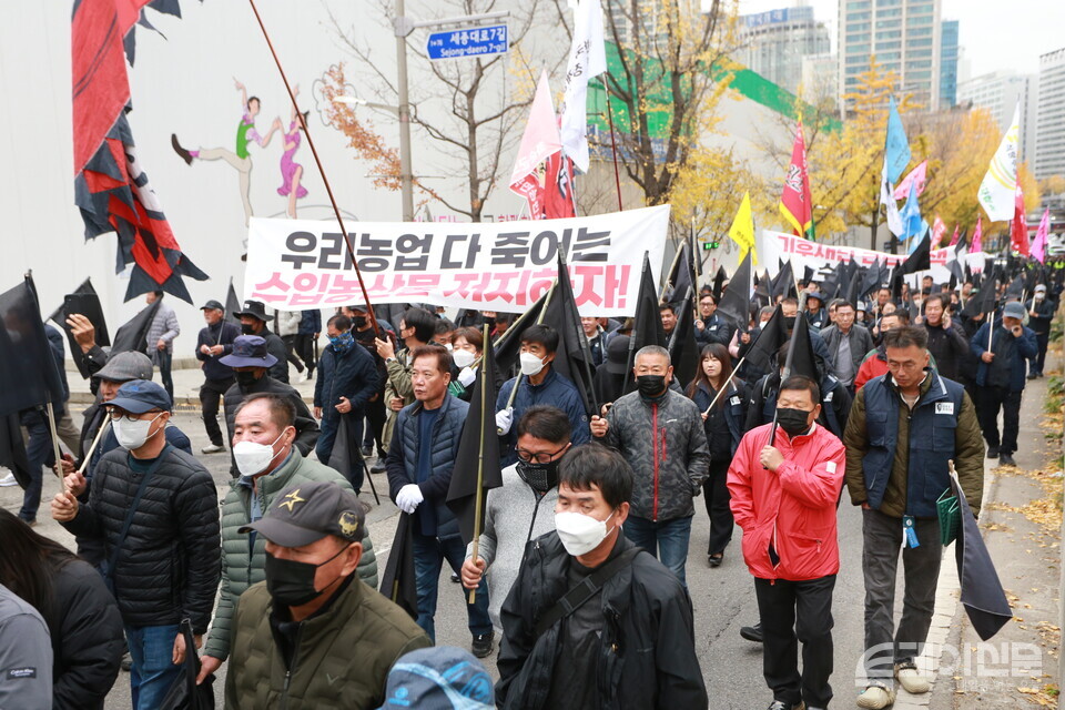 지난해 11월 20일 서울 일대에서 열린 전국농민대회에 참여한 농민들이 구호를 외치고 있다. ⓒ투데이신문