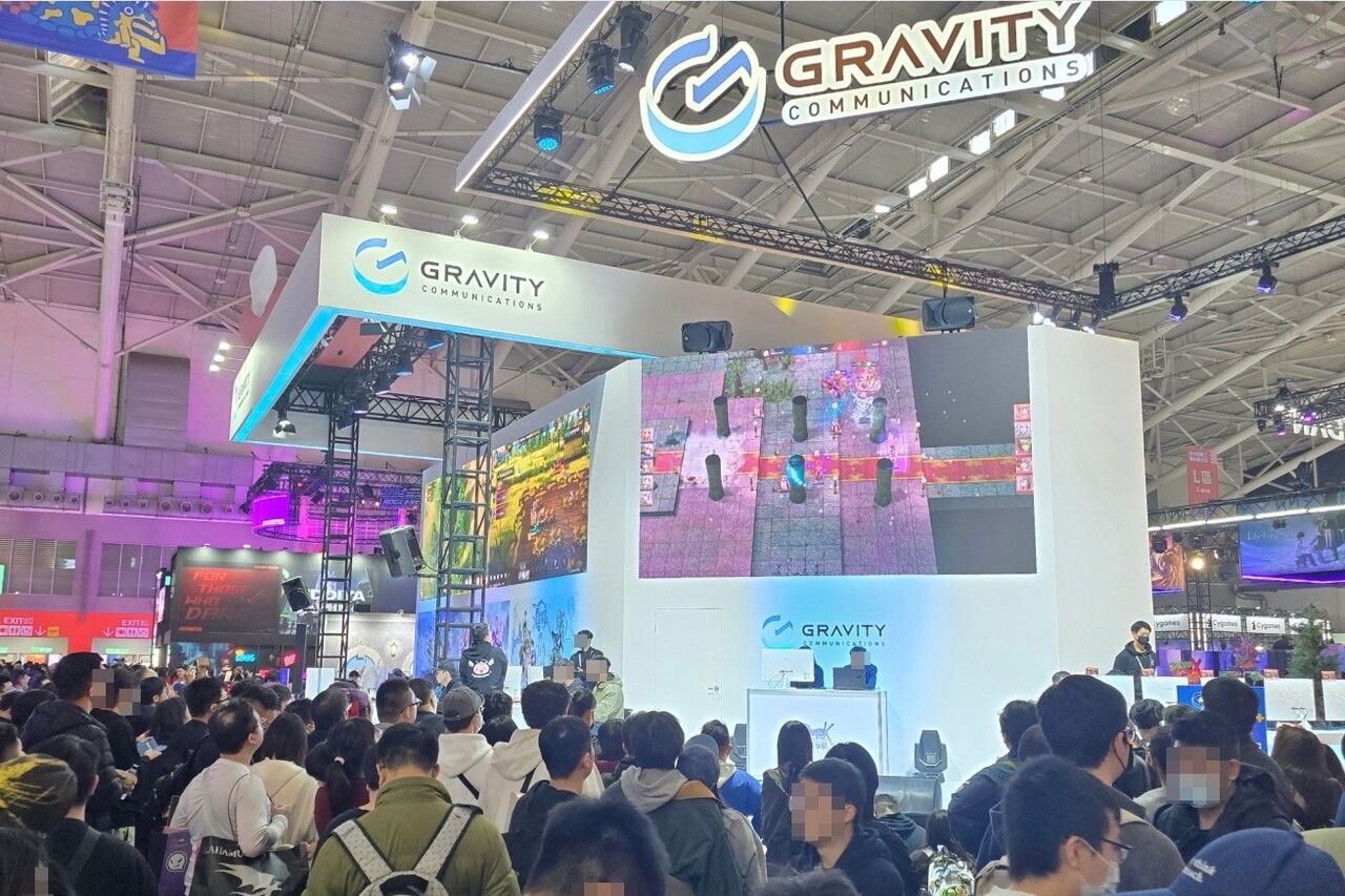 대만 ‘2025 타이베이 게임쇼’에 참가한 그라비티의 대만 지사 ‘그라비티 커뮤니케이션즈’ 부스에 관람객들이 방문하고 있다. [사진=그라비티]