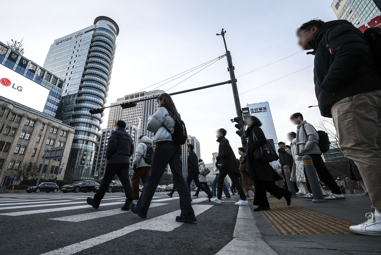 지난달 2일 서울 종로구 광화문 인근에서 직장인들이 출근하기 위해 걸음을 재촉하고 있다. [사진제공=뉴시스]