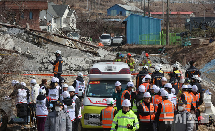 25일 경기도 안성시 서운면 산평리 서울세종고속도로 안산~용인 구간 연결공사 교량 사고현장에서 구조대원들이 수색 구조 활동을 하고 있다.[사진=뉴시스]