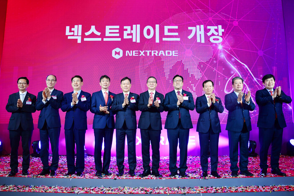 (왼쪽부터) 최호건 영등포구청장, 한국예탁결제원 이순호 사장, 한국거래소 정은보 이사장, 금융감독원 이복현 원장, 국회 정무위원회 윤한홍 위원장, 넥스트레이드 김학수 대표, 금융위원회 김병환 위원장, 금융투자협회 서유석 회장, 한국증권금융 김정각 사장, 코스콤 윤창현 대표 [사진=금융투자협회]