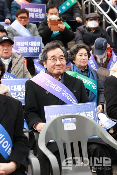 5일 서울 용산역 서울역광장에서 열린 헌법개정 범국민 결의대회 서명운동 발대식에 참석한 이낙연 전 국무총리. ⓒ투데이신문