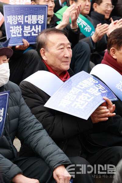5일 서울 용산역 서울역광장에서 열린 헌법개정 범국민 결의대회 서명운동 발대식에 참석한 안경률 전 한나라당 사무총장. ⓒ투데이신문