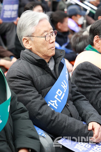 5일 서울 용산역 서울역광장에서 열린 헌법개정 범국민 결의대회 서명운동 발대식에 참석한 여상규 헌정회 사무총장. ⓒ투데이신문