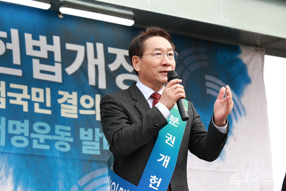 5일 서울 용산역 서울역광장에서 열린 헌법개정 범국민 결의대회 서명운동 발대식에 참석한 유정복 인천시장. ⓒ투데이신문