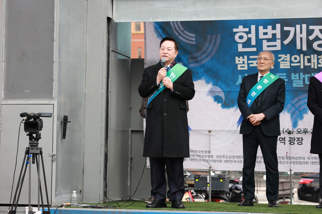 5일 서울 용산역 서울역광장에서 열린 헌법개정 범국민 결의대회 서명운동 발대식에 참석한 김두관 전 행정자치부 장관. ⓒ투데이신문