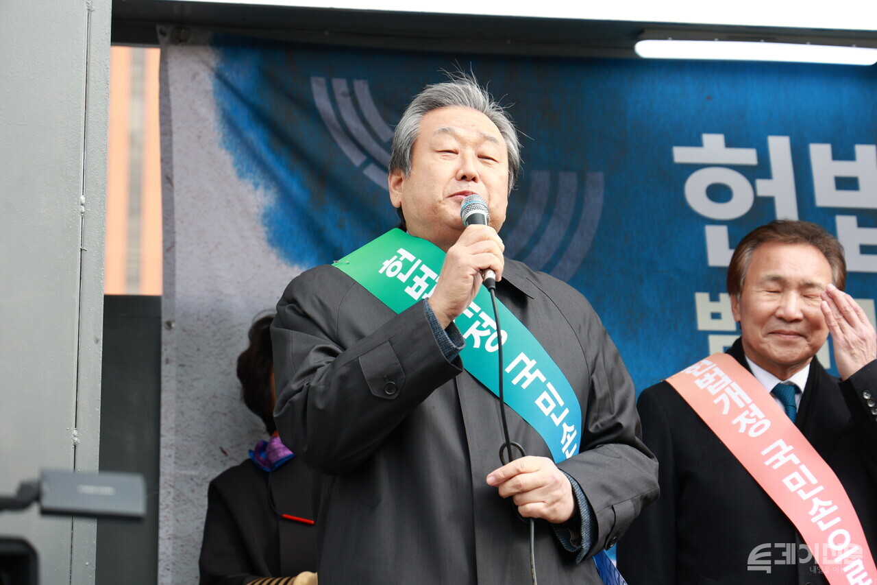 5일 서울 용산역 서울역광장에서 열린 헌법개정 범국민 결의대회 서명운동 발대식에 참석한 김무성 전 새누리당 대표. ⓒ투데이신문