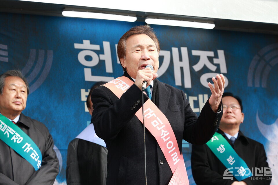 5일 서울 용산역 서울역광장에서 열린 헌법개정 범국민 결의대회 서명운동 발대식에 참석한 손학규 전 민주당 대표. ⓒ투데이신문