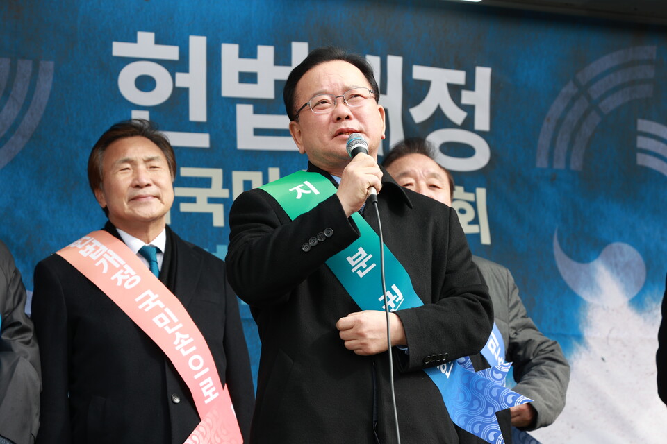 5일 서울 용산역 서울역광장에서 열린 헌법개정 범국민 결의대회 서명운동 발대식에 참석한 김부겸 전 국무총리. ⓒ투데이신문