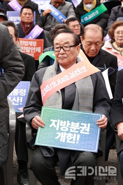 5일 서울 용산역 서울역광장에서 열린 헌법개정 범국민 결의대회 서명운동 발대식에 참석한 서청원 전 한나라당 대표. ⓒ투데이신문