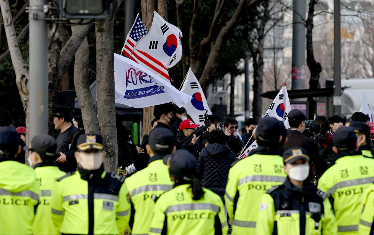 윤석열 대통령 탄핵 찬반 집회가 열린 지난달 27일 오후 광주 북구 용봉동 전남대학교 후문에서 경찰들이 집회 현장을 지키고 있다. [사진제공=뉴시스]