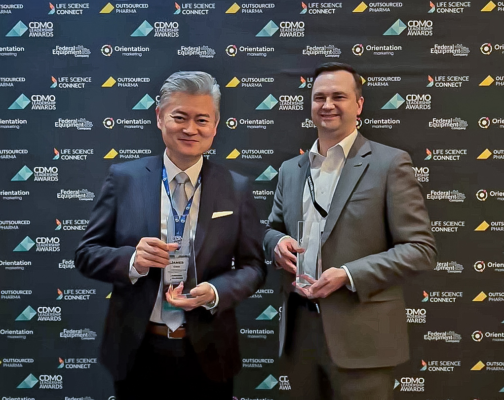 삼성바이오로직스는 19일(현지시간) 미국 뉴욕에서 열린 ‘CDMO&nbsp;리더십&nbsp;어워즈’에서 수상했다고 밝혔다. 제임스 최(왼쪽) 영업지원담당 부사장과 케빈 샤프 Sales&amp;Operation담당 부사장 등 삼성바이오로직스 관계자들이 수상 후 기념촬영을 하고 있다. [사진=삼성바이오로직스]