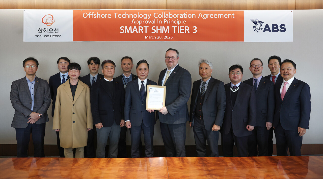 화오션 제품전략기술원장 손영창 부사장(왼쪽에서 일곱 번째), 패트릭 라이언(Patrick Ryan) ABS 최고기술경영자(오른쪽에서 여섯 번째) 등 양사 관계자가 개념 승인 수여식을 마친 뒤 기념 촬영을 하고 있다. [사진=한화오션]