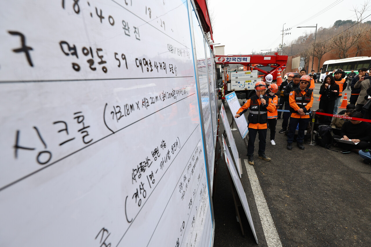 강동소방서 김창섭 행정과장이 25일 오전 서울 강동구 명일초등학교 인근 도로에서 발생한 싱크홀 사고 현장에서 브리핑을 진행하고 있다. [사진제공=뉴시스]