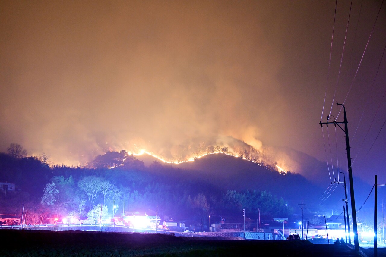 25일 오후 지난 21일 경남 산청군에서 발생한 대형 산불이 산등성이를 타고 하동군 옥종면 안계마을 인근으로 확산되고 있다. [사진=뉴시스]