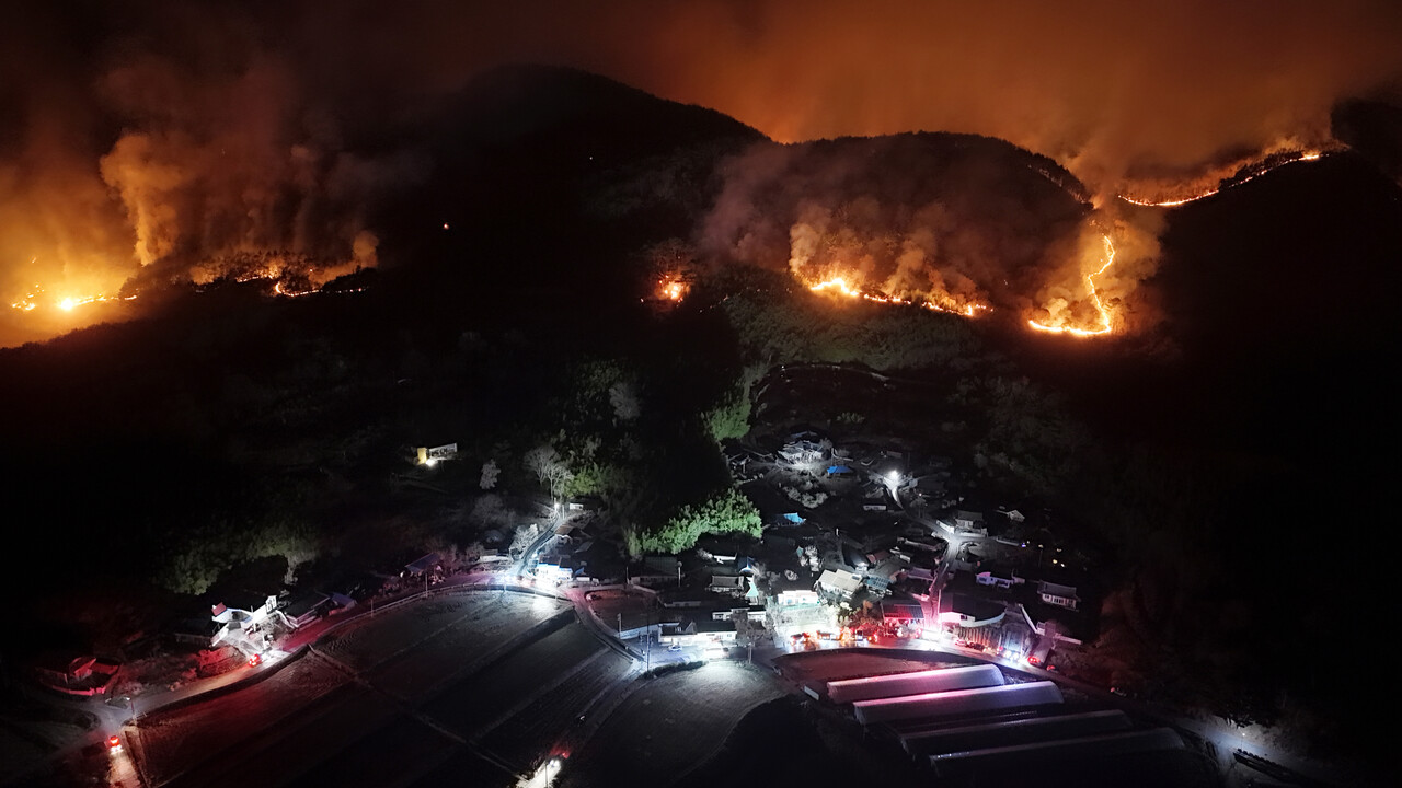 지난 21일 경남 산청군에서 일어난 대형 산불이 26일 새벽 산등성이를 타고 하동군 옥종면 안계마을 인근으로 확산되고 있다. [사진제공=뉴시스]<br>