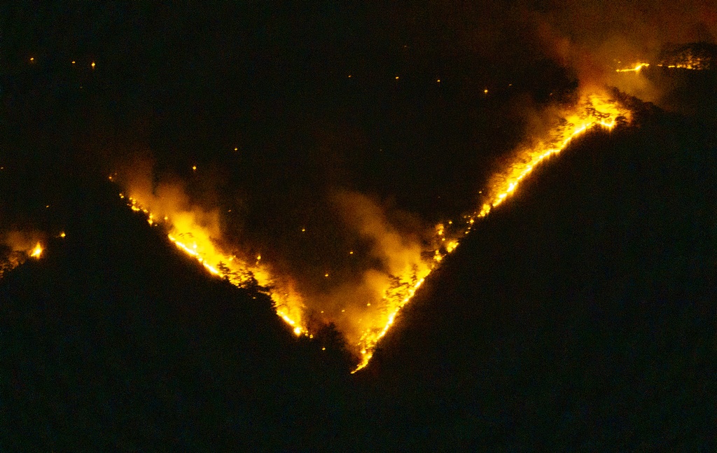 26일 밤 경북 청송군 주왕산국립공원에 불길이 솟아오르고 있는 모습<br>