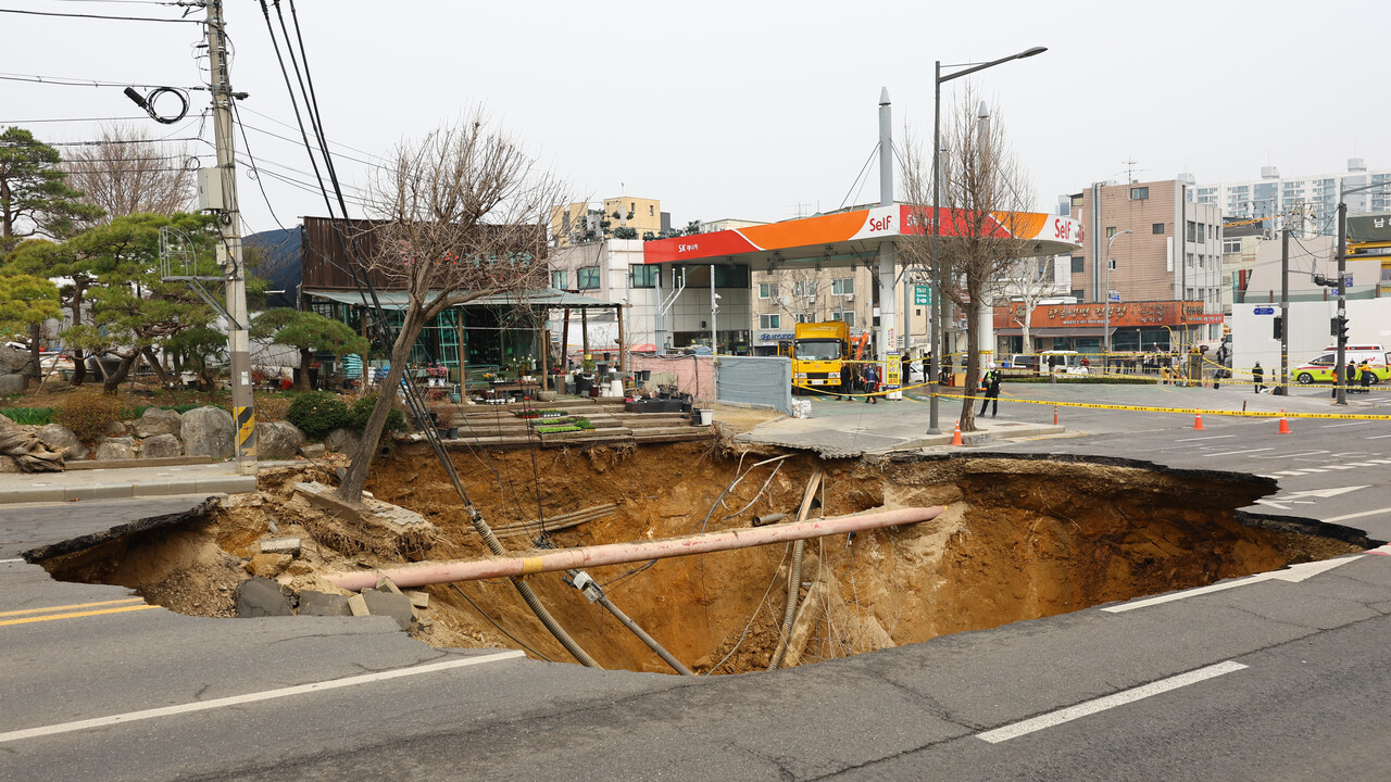 지난 25일 촬영된 서울 강동구 명일초등학교 인근에서 지난 24일 발생한 싱크홀(땅 꺼짐) 사고 현장. [사진제공=뉴시스]
