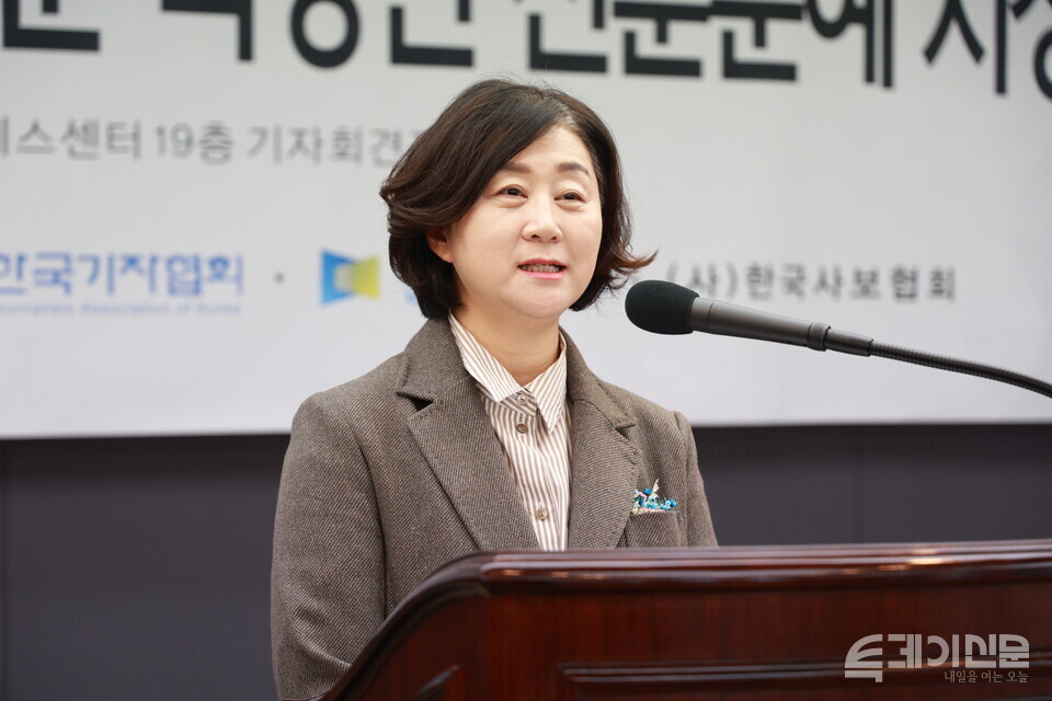 박애경 투데이신문사 대표가 28일 서올 종로구 한국프레스센터에서 열린 2025년 제10회 투데이신문 직장인 신춘문예 시상식에서 인사말을 하고 있다. ⓒ투데이신문