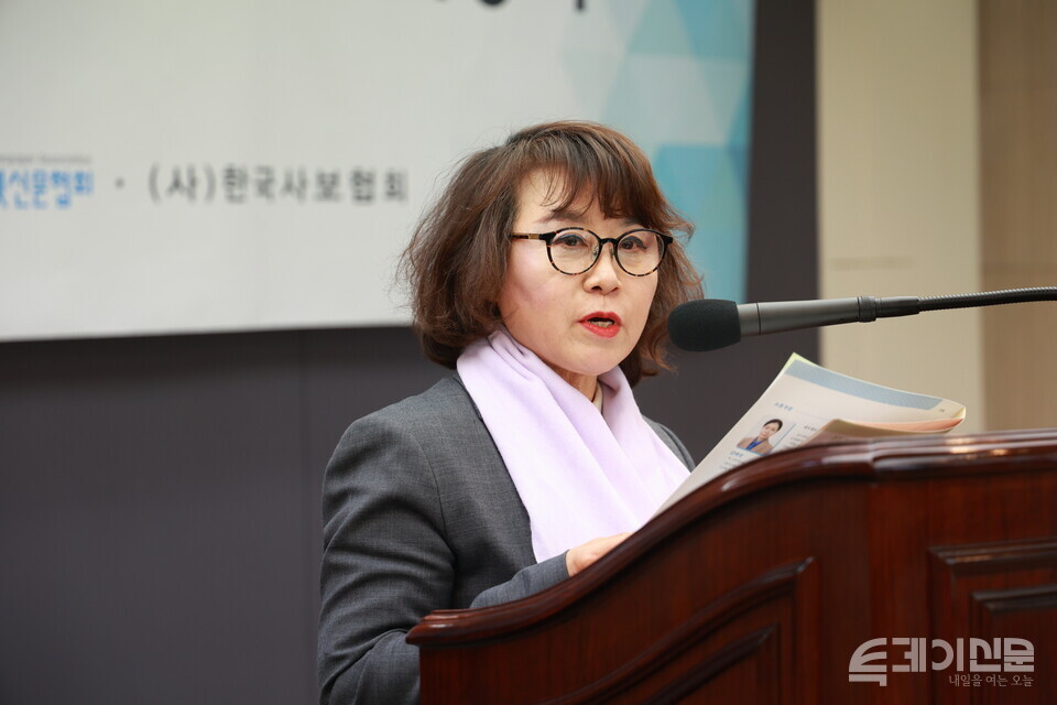 권남희 수필가(수필 부문 심사위원)가 28일 서올 종로구 한국프레스센터에서 열린 2025년 제10회 투데이신문 직장인 신춘문예 시상식에서 심사평을 말하고 있다. ⓒ투데이신문<br>