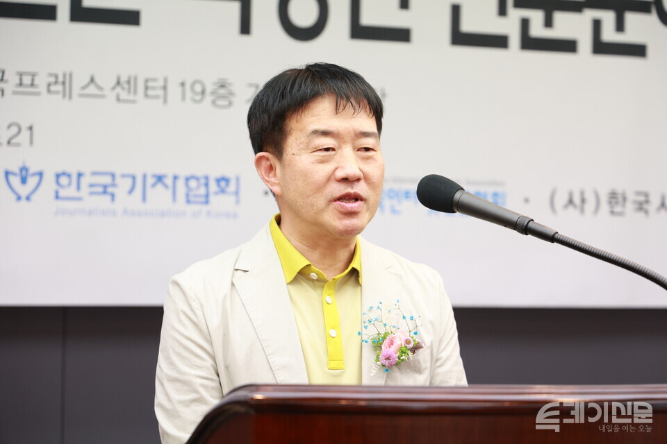 시 부문 박종민 당선자가 28일 서올 종로구 한국프레스센터에서 열린 2025년 제10회 투데이신문 직장인 신춘문예 시상식에서 당선 소감을 말하고 있다. ⓒ투데이신문<br>