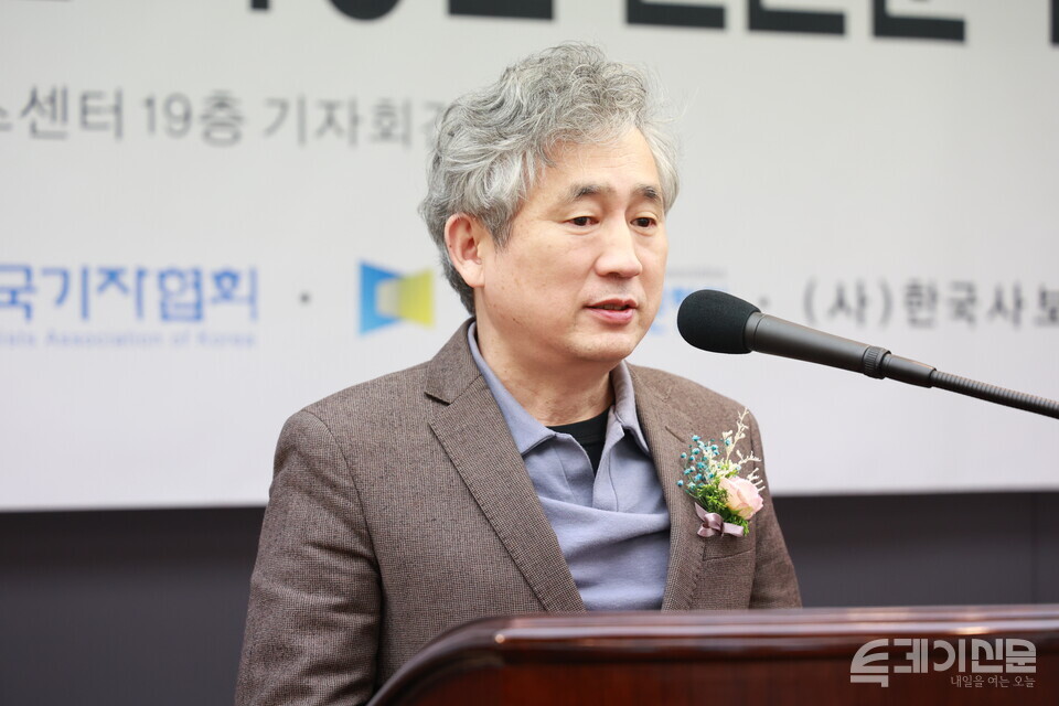 수필 부문 우동섭 당선자가 28일 서올 종로구 한국프레스센터에서 열린 2025년 제10회 투데이신문 직장인 신춘문예 시상식에서 당선 소감을 말하고 있다. ⓒ투데이신문<br>