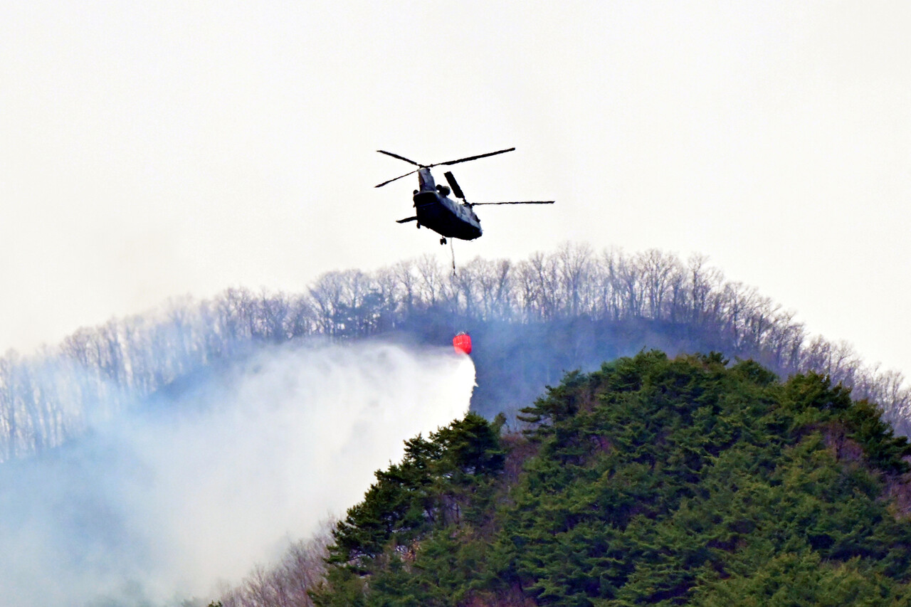  28일 오전 군용헬기가 산청군 시천면 구곡산에 발생한 산불을 진화하고 있는 모습. [사진제공=뉴시스]