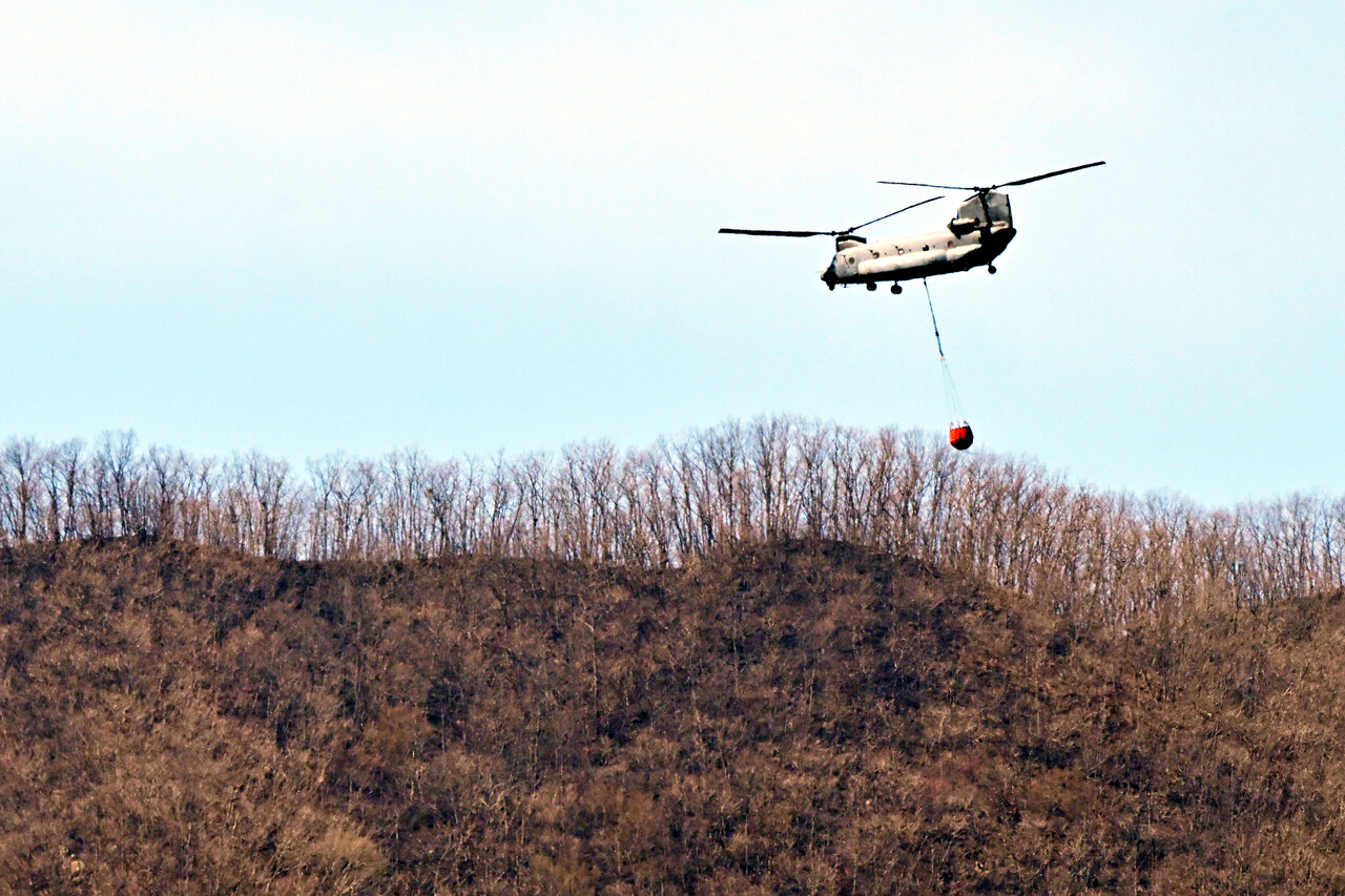 30일 오전 군용헬기가 시천면 구곡산 일원에서 잔불을 정리하고 있다. [사진제공=뉴시스]&nbsp;<br>