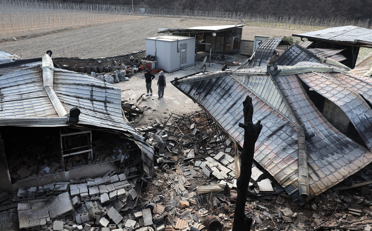 지난 30일 경북 안동시 임하면 추목리에 산불 피해로 전소된 집이 내려앉아 있다. [사진제공=뉴시스]