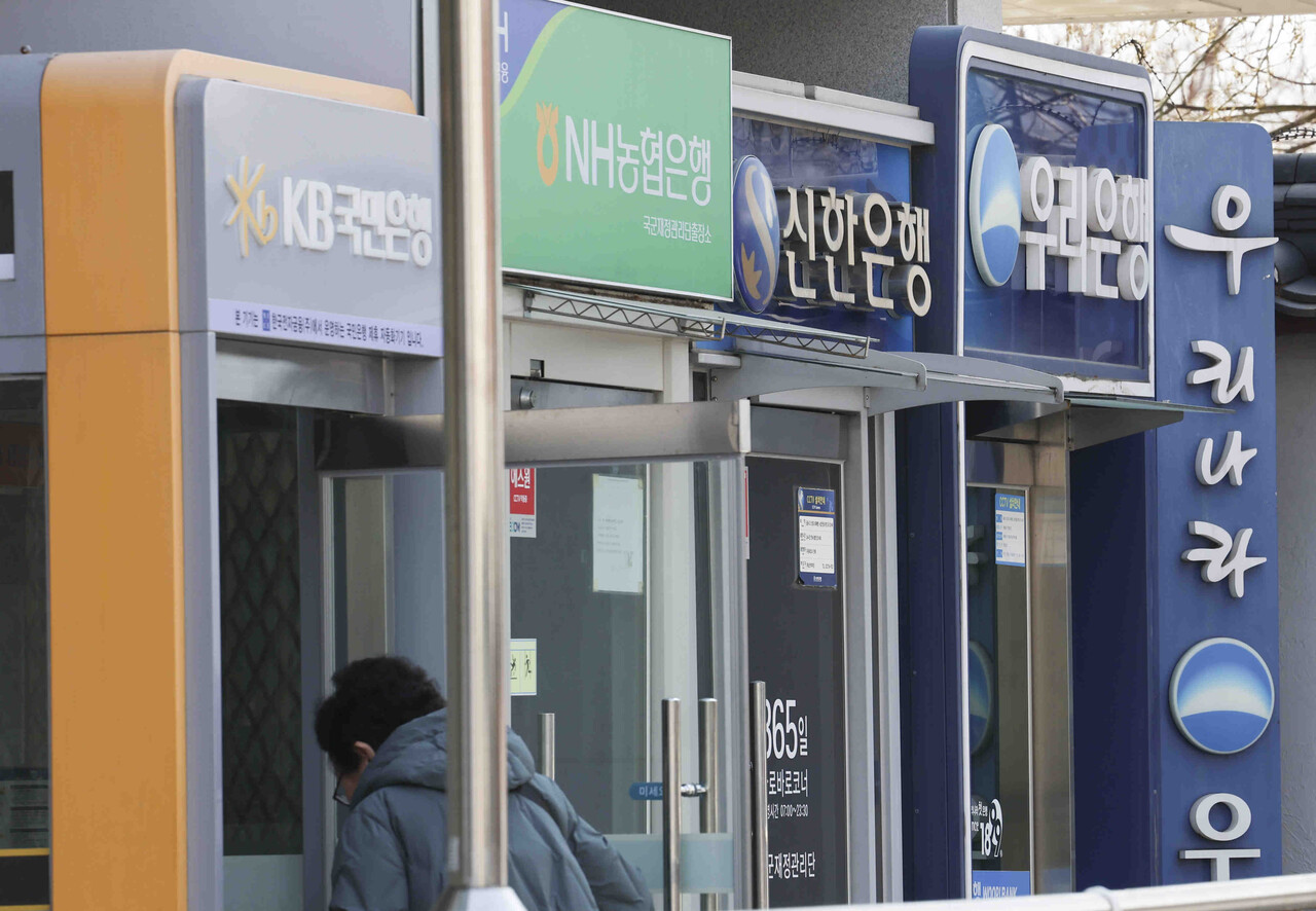 지난달 14일 서울에 한 거리에 시중은행 ATM기계가 설치돼 있다. [사진제공=뉴시스]