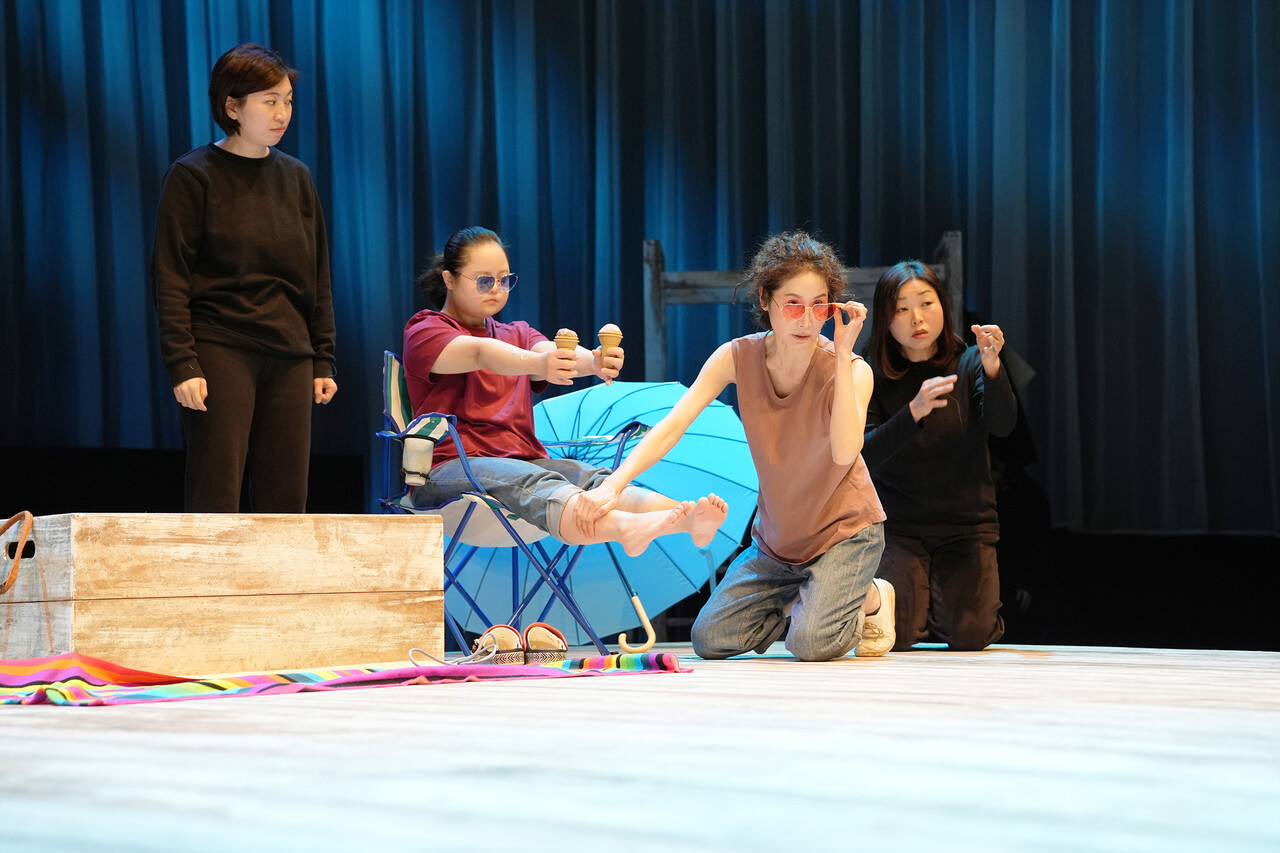 연극 &lt;젤리피쉬&gt; 공연 장면. [사진제공=한국장애인문화예술원/옥상훈]<br>