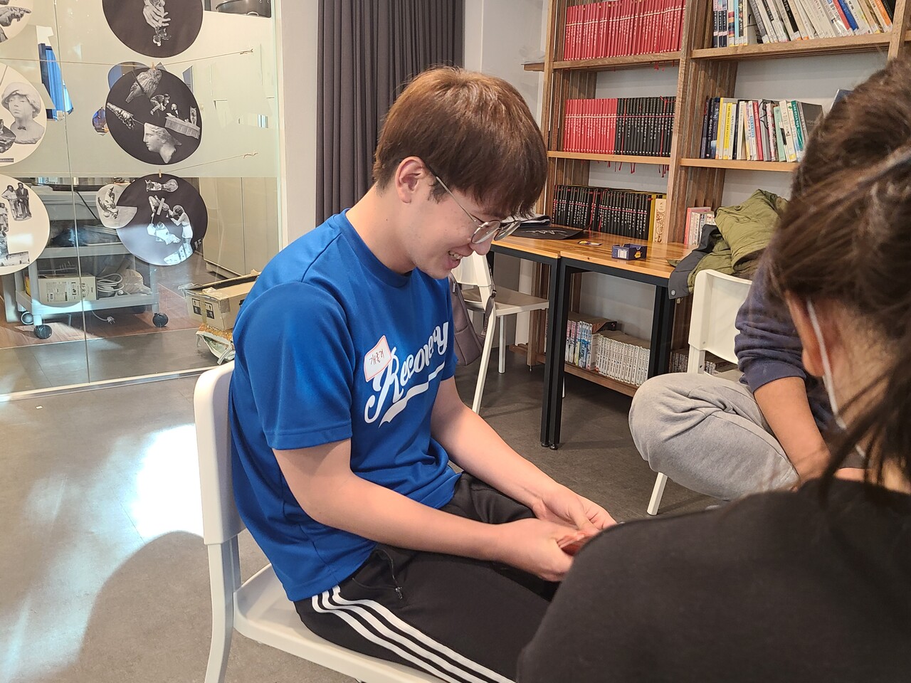 경준씨가 회복 과정의 일환으로 한 모임에 참석해 있다. [사진제공=본인]