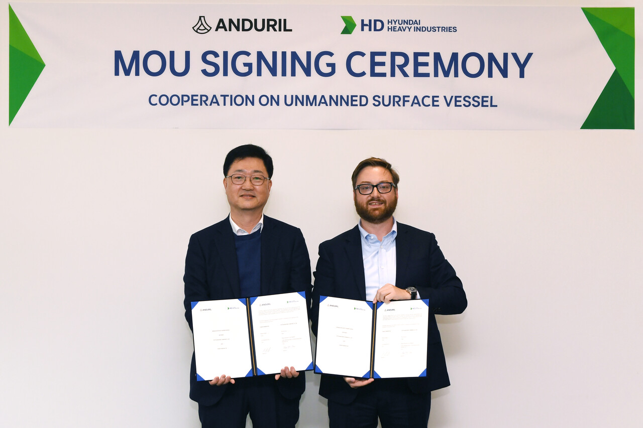 HD현대와 안두릴은 최근 서울 계동 현대빌딩에서 HD현대중공업 주원호 특수선사업대표(사진 왼쪽)와 안두릴의 브라이언 쉼프 공동설립자 겸 최고경영자가 ‘무인수상정 개발 및 시장 진출을 위한 양해각서(MOU)’ 체결을 마치고 기념촬영을 하고 있다. [사진=HD현대]