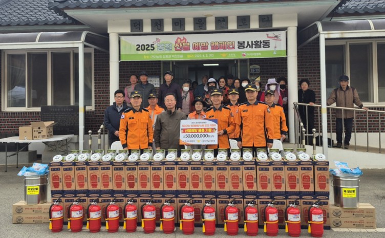 앞줄 왼쪽 두 번째 화재보험협회 이승우 부이사장, 왼쪽 세 번째 소방청 홍영근 국장 [사진=화재보험협회]<br>