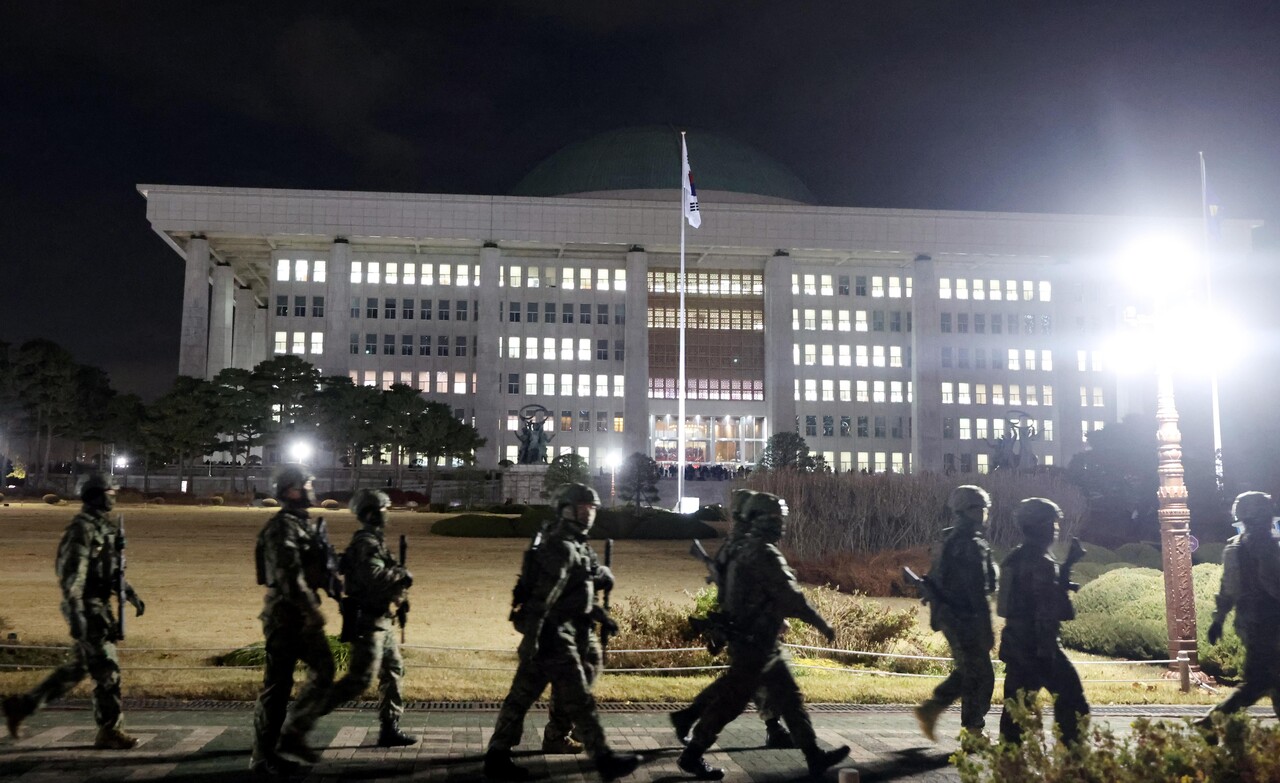 지난해 12월 4일 국회 본회의에서 비상계엄 해제를 의결한 가운데, 새벽 계엄군 병력이 국회에서 철수하고 있다. [사진제공=뉴시스]