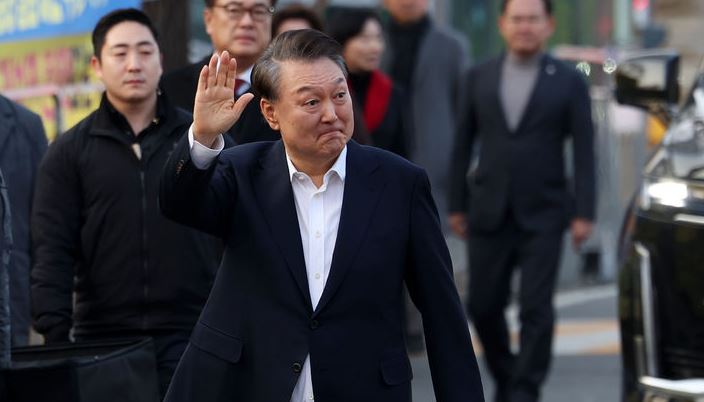 석방된 윤석열 대통령이 지난달 8일 오후 경기 의왕시 서울구치소 앞에서 지지자들에게 인사하고 있다. [사진출처=뉴시스]