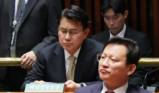 윤상현 국민의힘 의원이 윤석열 전 대통령이 파면된 4일 서울 여의도 국회에서 열린 의원총회에 참석해 자리하고 있다.[사진출처=뉴시스]<br>