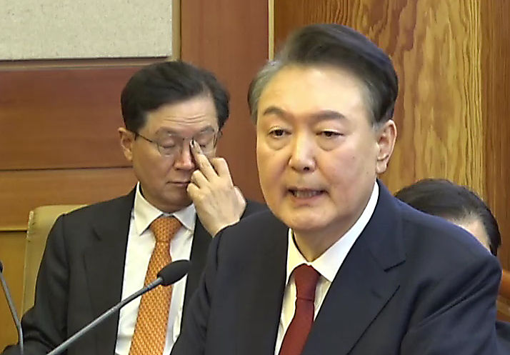 윤석열 대통령이 25일 서울 종로구 헌법재판소에서 열린 자신의 탄핵심판 11차 변론에서 최종 의견 진술을 하고 있다.&nbsp;[사진출처=뉴시스]