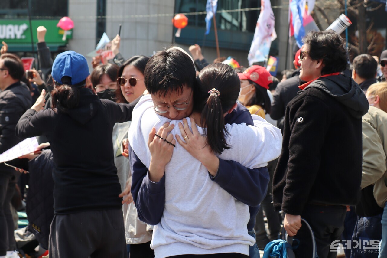 4일 윤석열 대통령 파면 결정에 시민들이 껴안으며 기쁨을 드러내고 있다. ⓒ투데이신문<br>