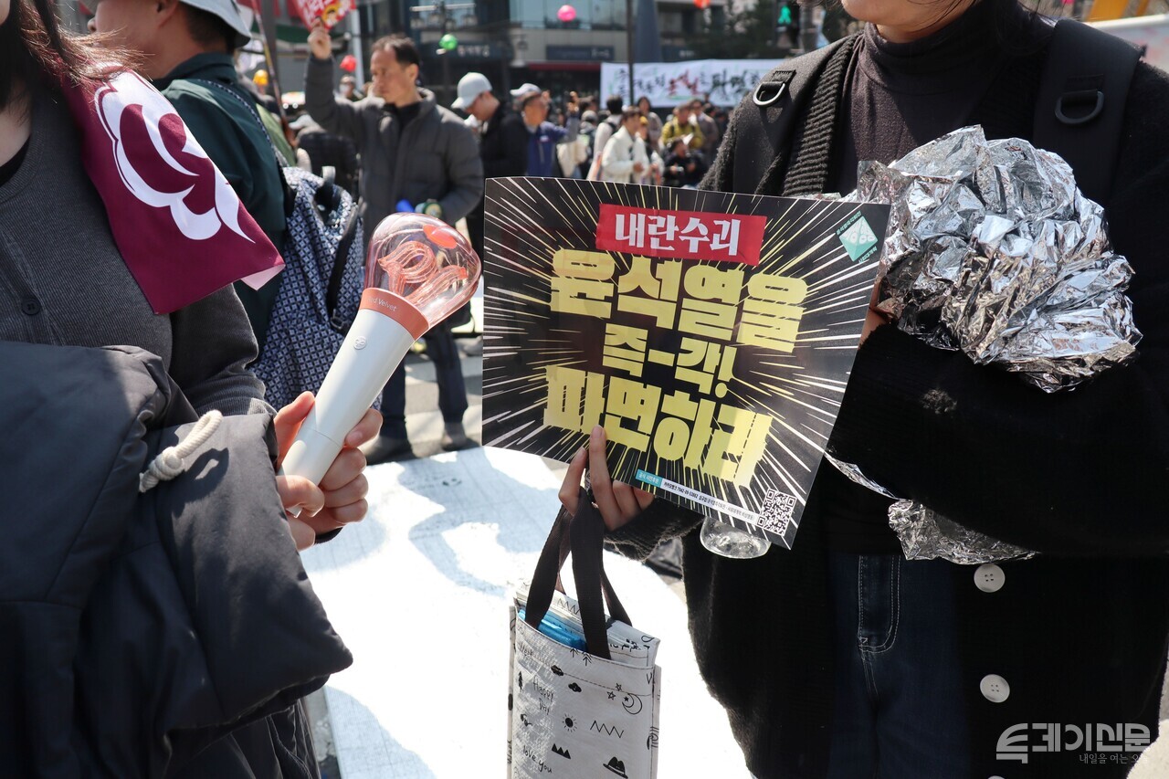 4일 윤석열 대통령 탄핵 찬성 집회에 참여한 이들이 본보와 인터뷰를 진행하고 있다. ⓒ투데이신문<br>