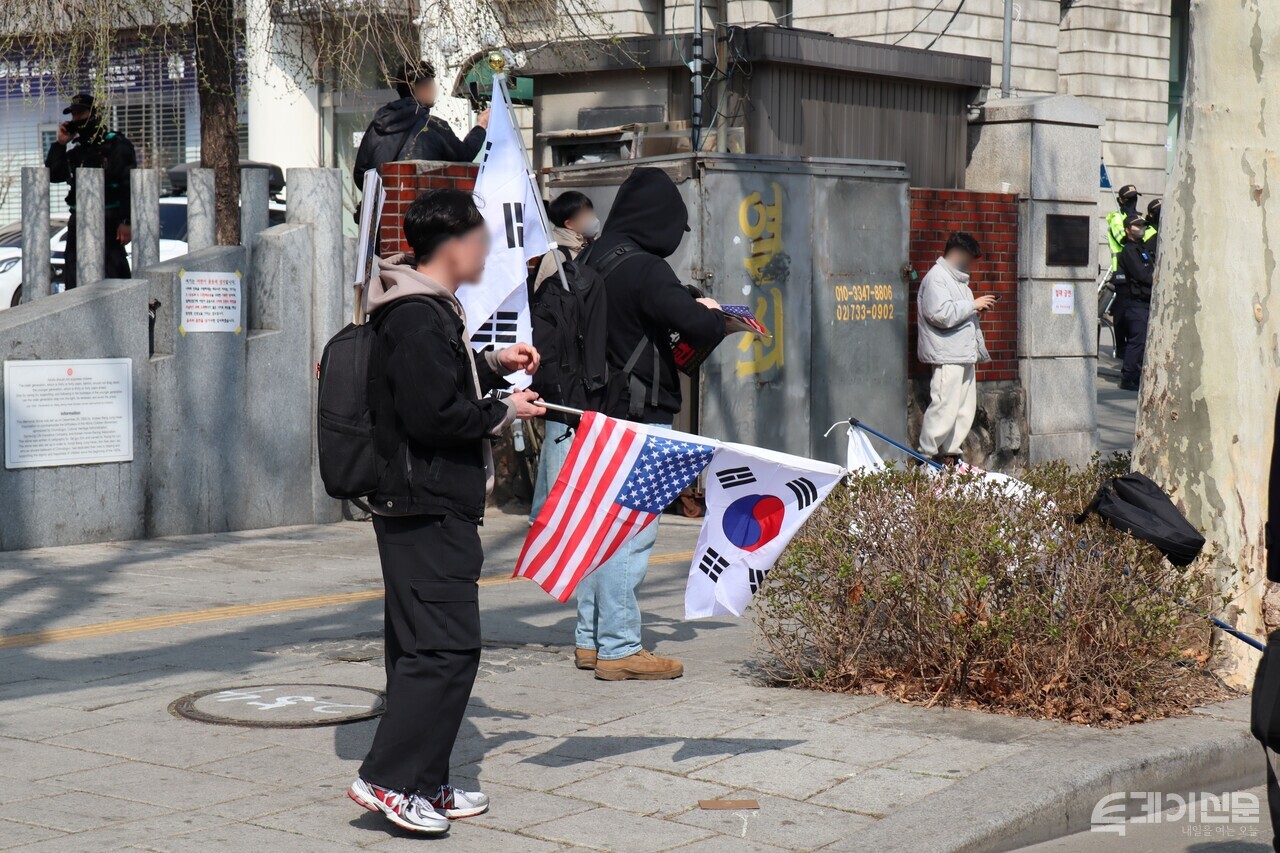 4일 헌법재판소 인근 윤석열 대통령 탄핵 반대 집회에 참여한 시민들의 모습. ⓒ투데이신문
