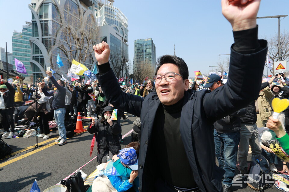 4일 서울 종로구 안국역 일대에 모인 시민들이 문형배 헌법재판소장 권한대행이 “피청구인 대통령 윤석열을 파면한다”는 주문을 선고하자 환호하고 있다. ⓒ투데이신문