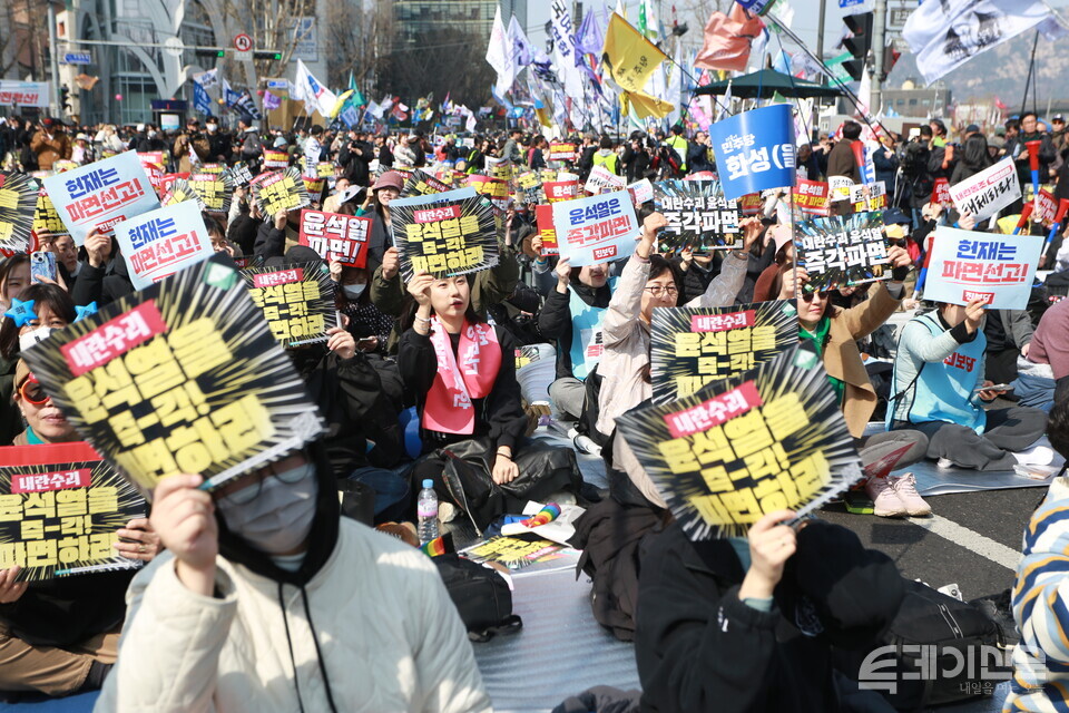윤석열 즉각 퇴진 사회대개혁 비상행동이 4일 서울 종로구 안국역 일대에서 윤석열 8:0 파면을 위한 결의대회를 진행하는 가운데 시민들이 구호를 외치고 있다. ⓒ투데이신문