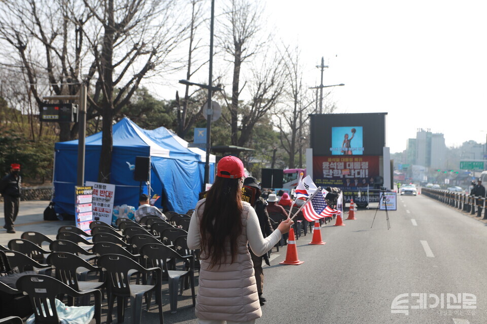 4일 서울 종로구 계동 일대에서 진행된 윤석열 대통령 지지들이 주최한 탄핵 반대 집회에서 한 참가자가 태극기와 성조기를 함께 흔들고 있다. ⓒ투데이신문