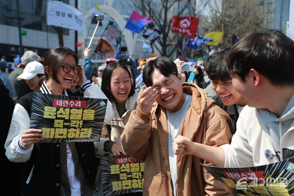 4일 서울 종로구 안국역 일대에 모인 시민들이 문형배 헌법재판소장 권한대행이 “피청구인 대통령 윤석열을 파면한다”는 주문을 선고하자 환호하고 있다. ⓒ투데이신문