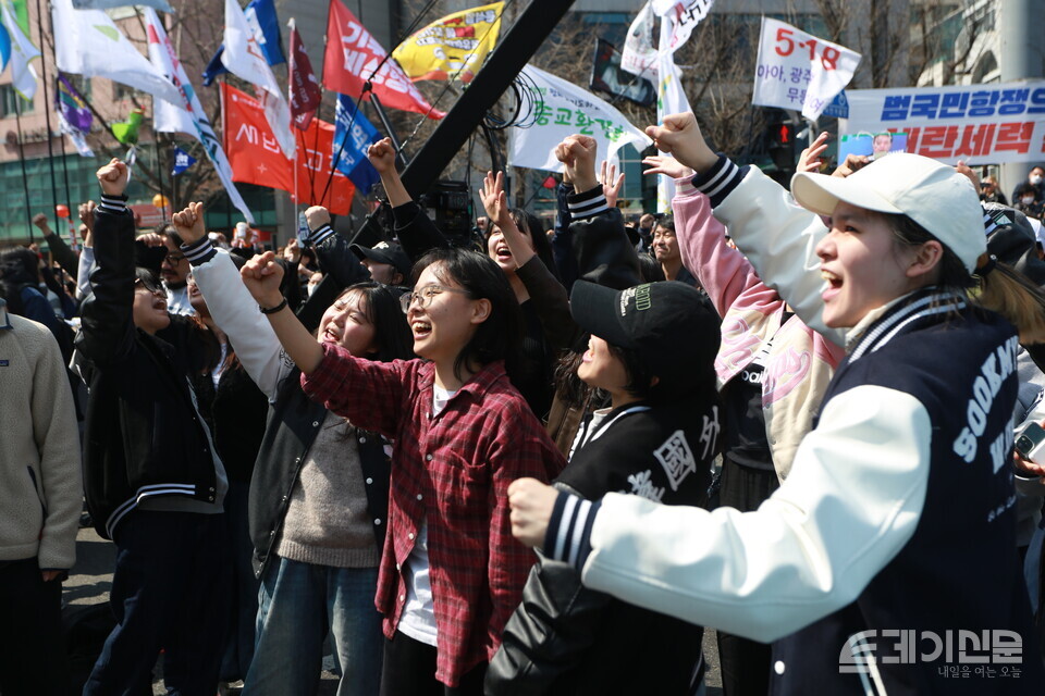 4일 서울 종로구 안국역 일대에 모인 시민들이 문형배 헌법재판소장 권한대행이 “피청구인 대통령 윤석열을 파면한다”는 주문을 선고하자 환호하고 있다. ⓒ투데이신문