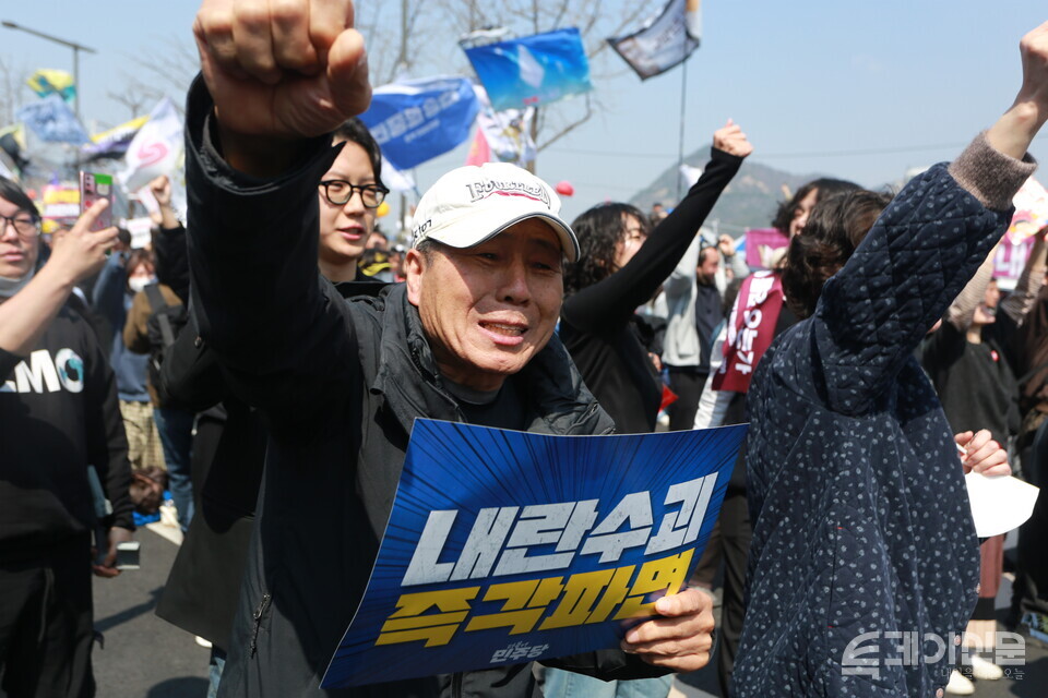 4일 서울 종로구 안국역 일대에 모인 시민들이 문형배 헌법재판소장 권한대행이 “피청구인 대통령 윤석열을 파면한다”는 주문을 선고하자 환호하고 있다. ⓒ투데이신문